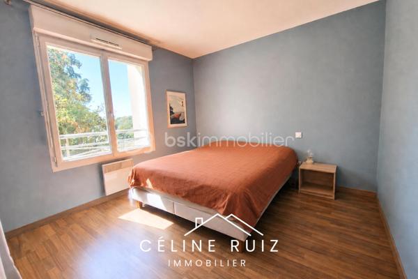 Découvrez cet appartement de 68 m², fonctionnel et sans vis-à-vis, bénéficiant d’une implantation en rez-de-jardin surélevé qui lui offre une vue dégagée sur un espace paysager.

Un emplacement de choix : Rue de Roc Epine.

Dès l’entrée, vous apprécierez la fonctionnalité des espaces et la qualité générale de l’appartement.
La pièce de vie offre un bel espace convivial de 32 m² avec une cuisine aménagée et équipée, et se prolonge par une agréable terrasse.

Son véritable atout : l’absence totale de vis-à-vis. La terrasse et le séjour profitent d’une vue entièrement dégagée sur un espace paysager et végétalisé.
Un environnement calme, verdoyant et privilégié qui permet de profiter pleinement de l’extérieur en toute tranquillité.

L’espace nuit, parfaitement séparé, est desservi par un couloir fonctionnel disposant de très grands placards de rangement. 
Il comprend deux belles chambres côté jardin dont une avec placard intégré, une grande salle de bain, ainsi qu’un WC indépendant.

L’appartement dispose également d’une place de stationnement privative en sous-sol.

Autre véritable atout de cette résidence : la copropriété bénéficie de deux jardins privatifs et sécurisés, réservés aux résidents, avec un accès direct au parc de la Garenne. 

La copropriété, construite en 2012, est parfaitement entretenue et aucun travaux n’est à prévoir.

À noter également : la porte d’entrée a été remplacée depuis la réalisation du DPE par une porte offrant de meilleures performances d’isolation phonique et thermique ; cette amélioration n’est donc pas prise en compte dans le diagnostic actuellement présenté.

Un appartement clé en main, fonctionnel, lumineux et tourné vers la verdure, idéal pour ceux qui recherchent le confort d’un logement récent avec un véritable extérieur et un environnement préservé.