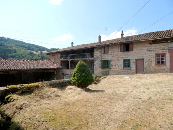 Très belle ferme de caractère indépendante avec grandes dépendances et 5 000 m² de terrain