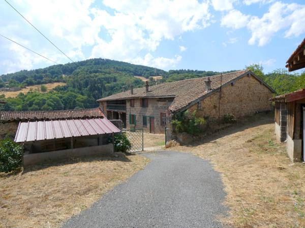 Très belle ferme de caractère indépendante avec grandes dépendances et 5 000 m² de terrain