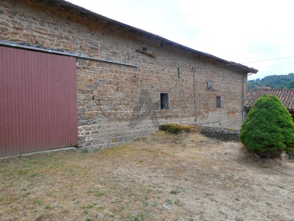 Très belle ferme de caractère indépendante avec grandes dépendances et 5 000 m² de terrain
