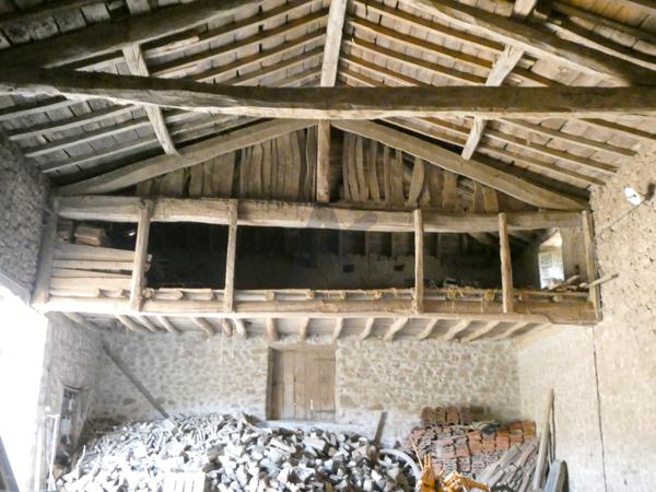 Très belle ferme de caractère indépendante avec grandes dépendances et 5 000 m² de terrain
