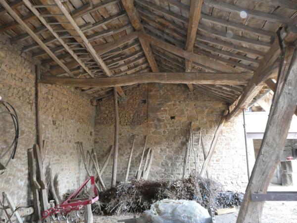 Très belle ferme de caractère indépendante avec grandes dépendances et 5 000 m² de terrain