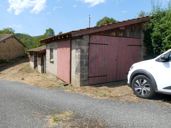 Très belle ferme de caractère indépendante avec grandes dépendances et 5 000 m² de terrain