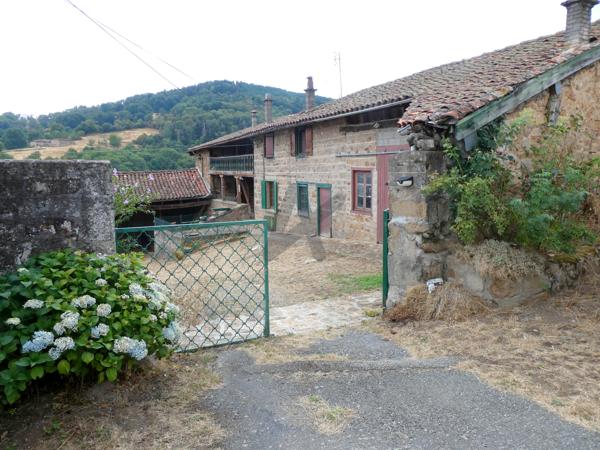 Très belle ferme de caractère indépendante avec grandes dépendances et 5 000 m² de terrain