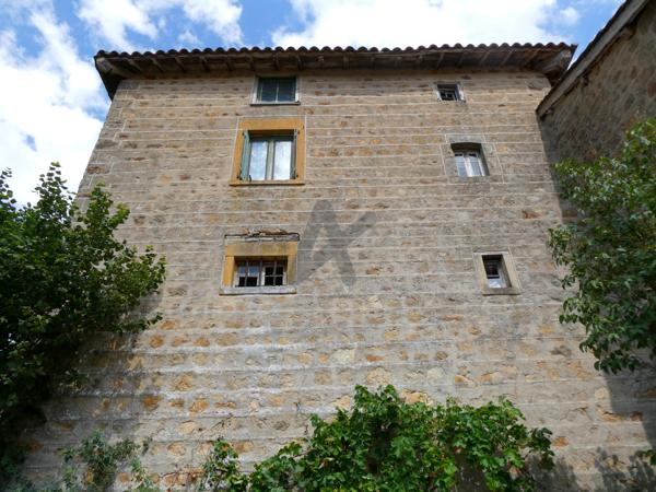 Très belle ferme de caractère indépendante avec grandes dépendances et 5 000 m² de terrain