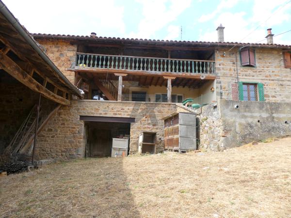 Très belle ferme de caractère indépendante avec grandes dépendances et 5 000 m² de terrain
