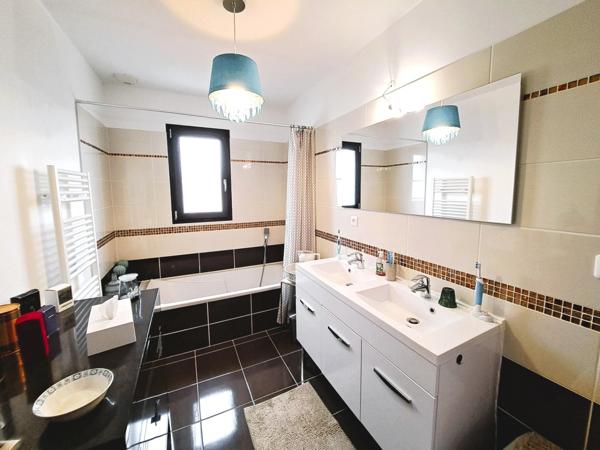 MAXIMIN LA STE BAUME (83) Magnifique villa contemporaine de 5 pièces , terrasses , jardin avec piscine