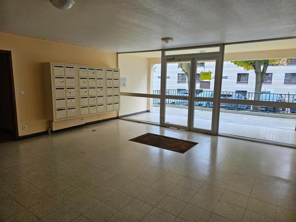 COMPIÈGNE – Studio meublé et loué | Investissement locatif clé en main