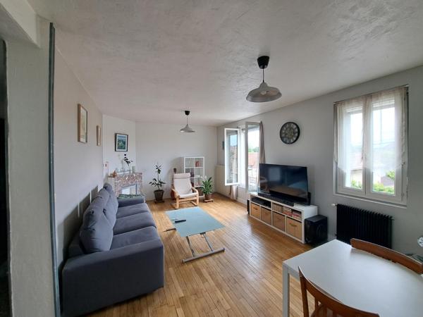 Appartement ancien 65.23 m² dans petite copropriété avec petit terrain commun.