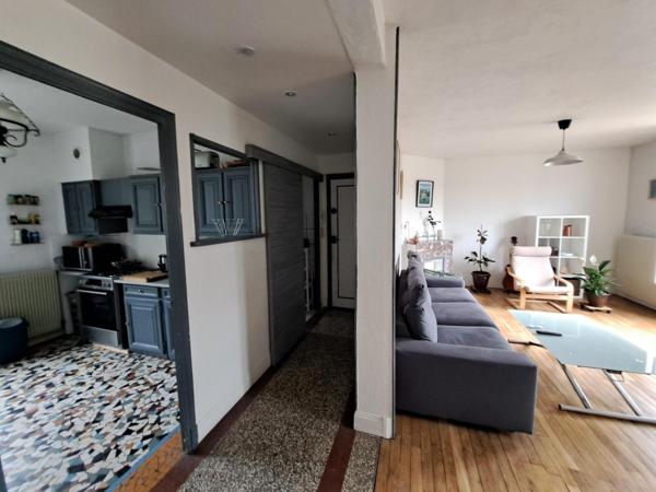 Appartement ancien 65.23 m² dans petite copropriété avec petit terrain commun.