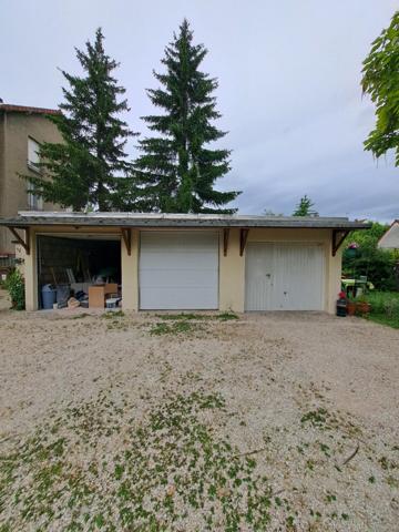 Appartement ancien 65.23 m² dans petite copropriété avec petit terrain commun.