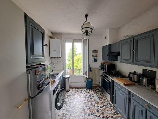 Appartement ancien 65.23 m² dans petite copropriété avec petit terrain commun.