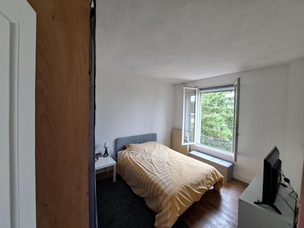 Appartement ancien 65.23 m² dans petite copropriété avec petit terrain commun.