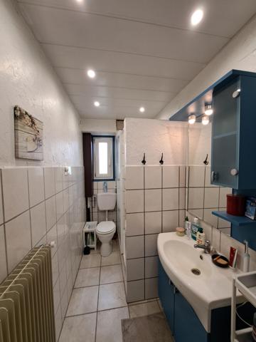 Appartement ancien 65.23 m² dans petite copropriété avec petit terrain commun.