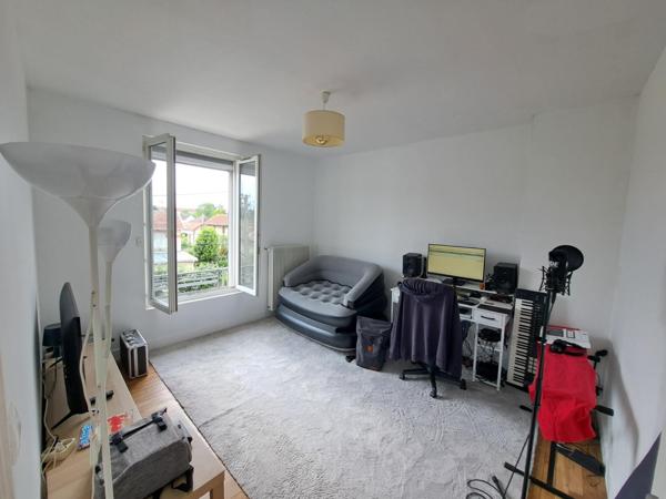 Appartement ancien 65.23 m² dans petite copropriété avec petit terrain commun.