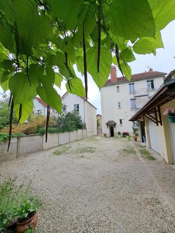 Appartement ancien 65.23 m² dans petite copropriété avec petit terrain commun.