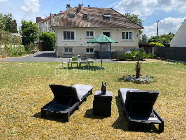 Franck GROSJACQUES - BSK Immobilier vous propose cette maison indépendante de 145 m² environ sur sous-sol total idéalement située à proximité du centre-ville de Clermont.

Au rez-de-chaussée vivable de plain-pied, l'entrée indépendante dessert :
- un double séjour lumineux de 34 m² environ
- une cuisine récente aménagée et équipée
- deux chambres
- une salle d'eau
- un wc séparé

A l'étage :
- une suite parentale avec une salle de bain et un wc
- un espace bureau idéal pour le télétravail
- un espace aménageable en coin détente ou 2ème bureau

Le sous-sol total est compartimenté avec un garage pouvant accueillir 2 véhicules, une pièce de 24 m² environ (pouvant faire office de salle de sport, de musique ou de jeux), une buanderie et un cellier.

Côté extérieur : possibilité de garer plusieurs véhicules et plusieurs dépendances.

Les + :
- terrain clos et arboré de 755 m² environ en centre-ville
- fenêtres double vitrage oscillo-battantes avec moustiquaires
- volets roulants électriques
- poêle à bois
- sous-sol total
- stationnement important
- portail électrique
- fibre internet
- alarme

GARE : la gare de Clermont dessert Paris Gare du Nord et Amiens en 40 minutes
PROCHE AXES ROUTIERS : Beauvais 25 min, Creil 17 min
AÉROPORTS : Beauvais Tillé 25 min et Paris Roissy - Charles de Gaulle 45 min


-