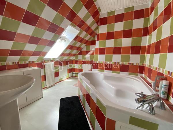 Franck GROSJACQUES - BSK Immobilier vous propose cette maison indépendante de 145 m² environ sur sous-sol total idéalement située à proximité du centre-ville de Clermont.

Au rez-de-chaussée vivable de plain-pied, l'entrée indépendante dessert :
- un double séjour lumineux de 34 m² environ
- une cuisine récente aménagée et équipée
- deux chambres
- une salle d'eau
- un wc séparé

A l'étage :
- une suite parentale avec une salle de bain et un wc
- un espace bureau idéal pour le télétravail
- un espace aménageable en coin détente ou 2ème bureau

Le sous-sol total est compartimenté avec un garage pouvant accueillir 2 véhicules, une pièce de 24 m² environ (pouvant faire office de salle de sport, de musique ou de jeux), une buanderie et un cellier.

Côté extérieur : possibilité de garer plusieurs véhicules et plusieurs dépendances.

Les + :
- terrain clos et arboré de 755 m² environ en centre-ville
- fenêtres double vitrage oscillo-battantes avec moustiquaires
- volets roulants électriques
- poêle à bois
- sous-sol total
- stationnement important
- portail électrique
- fibre internet
- alarme

GARE : la gare de Clermont dessert Paris Gare du Nord et Amiens en 40 minutes
PROCHE AXES ROUTIERS : Beauvais 25 min, Creil 17 min
AÉROPORTS : Beauvais Tillé 25 min et Paris Roissy - Charles de Gaulle 45 min


-