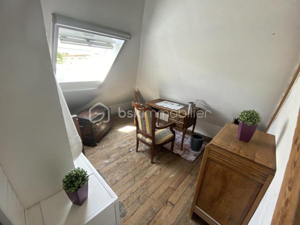 Franck GROSJACQUES - BSK Immobilier vous propose cette maison indépendante de 145 m² environ sur sous-sol total idéalement située à proximité du centre-ville de Clermont.

Au rez-de-chaussée vivable de plain-pied, l'entrée indépendante dessert :
- un double séjour lumineux de 34 m² environ
- une cuisine récente aménagée et équipée
- deux chambres
- une salle d'eau
- un wc séparé

A l'étage :
- une suite parentale avec une salle de bain et un wc
- un espace bureau idéal pour le télétravail
- un espace aménageable en coin détente ou 2ème bureau

Le sous-sol total est compartimenté avec un garage pouvant accueillir 2 véhicules, une pièce de 24 m² environ (pouvant faire office de salle de sport, de musique ou de jeux), une buanderie et un cellier.

Côté extérieur : possibilité de garer plusieurs véhicules et plusieurs dépendances.

Les + :
- terrain clos et arboré de 755 m² environ en centre-ville
- fenêtres double vitrage oscillo-battantes avec moustiquaires
- volets roulants électriques
- poêle à bois
- sous-sol total
- stationnement important
- portail électrique
- fibre internet
- alarme

GARE : la gare de Clermont dessert Paris Gare du Nord et Amiens en 40 minutes
PROCHE AXES ROUTIERS : Beauvais 25 min, Creil 17 min
AÉROPORTS : Beauvais Tillé 25 min et Paris Roissy - Charles de Gaulle 45 min


-