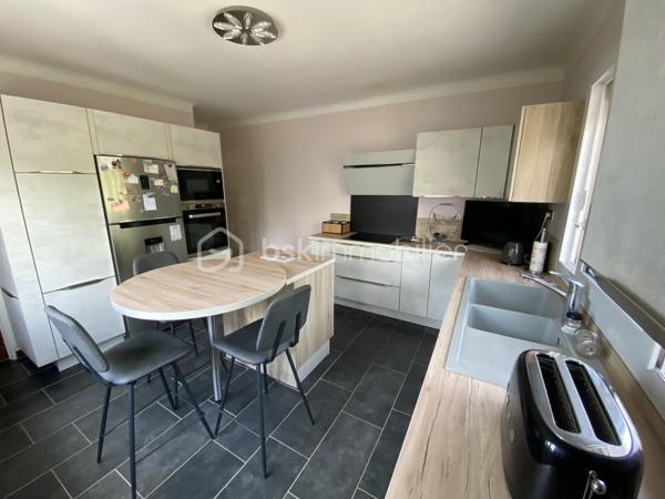 Franck GROSJACQUES - BSK Immobilier vous propose cette maison indépendante de 145 m² environ sur sous-sol total idéalement située à proximité du centre-ville de Clermont.

Au rez-de-chaussée vivable de plain-pied, l'entrée indépendante dessert :
- un double séjour lumineux de 34 m² environ
- une cuisine récente aménagée et équipée
- deux chambres
- une salle d'eau
- un wc séparé

A l'étage :
- une suite parentale avec une salle de bain et un wc
- un espace bureau idéal pour le télétravail
- un espace aménageable en coin détente ou 2ème bureau

Le sous-sol total est compartimenté avec un garage pouvant accueillir 2 véhicules, une pièce de 24 m² environ (pouvant faire office de salle de sport, de musique ou de jeux), une buanderie et un cellier.

Côté extérieur : possibilité de garer plusieurs véhicules et plusieurs dépendances.

Les + :
- terrain clos et arboré de 755 m² environ en centre-ville
- fenêtres double vitrage oscillo-battantes avec moustiquaires
- volets roulants électriques
- poêle à bois
- sous-sol total
- stationnement important
- portail électrique
- fibre internet
- alarme

GARE : la gare de Clermont dessert Paris Gare du Nord et Amiens en 40 minutes
PROCHE AXES ROUTIERS : Beauvais 25 min, Creil 17 min
AÉROPORTS : Beauvais Tillé 25 min et Paris Roissy - Charles de Gaulle 45 min


-