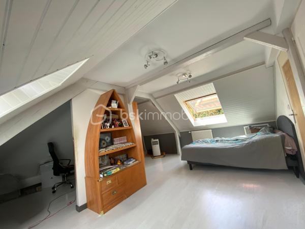 Franck GROSJACQUES - BSK Immobilier vous propose cette maison indépendante de 145 m² environ sur sous-sol total idéalement située à proximité du centre-ville de Clermont.

Au rez-de-chaussée vivable de plain-pied, l'entrée indépendante dessert :
- un double séjour lumineux de 34 m² environ
- une cuisine récente aménagée et équipée
- deux chambres
- une salle d'eau
- un wc séparé

A l'étage :
- une suite parentale avec une salle de bain et un wc
- un espace bureau idéal pour le télétravail
- un espace aménageable en coin détente ou 2ème bureau

Le sous-sol total est compartimenté avec un garage pouvant accueillir 2 véhicules, une pièce de 24 m² environ (pouvant faire office de salle de sport, de musique ou de jeux), une buanderie et un cellier.

Côté extérieur : possibilité de garer plusieurs véhicules et plusieurs dépendances.

Les + :
- terrain clos et arboré de 755 m² environ en centre-ville
- fenêtres double vitrage oscillo-battantes avec moustiquaires
- volets roulants électriques
- poêle à bois
- sous-sol total
- stationnement important
- portail électrique
- fibre internet
- alarme

GARE : la gare de Clermont dessert Paris Gare du Nord et Amiens en 40 minutes
PROCHE AXES ROUTIERS : Beauvais 25 min, Creil 17 min
AÉROPORTS : Beauvais Tillé 25 min et Paris Roissy - Charles de Gaulle 45 min


-
