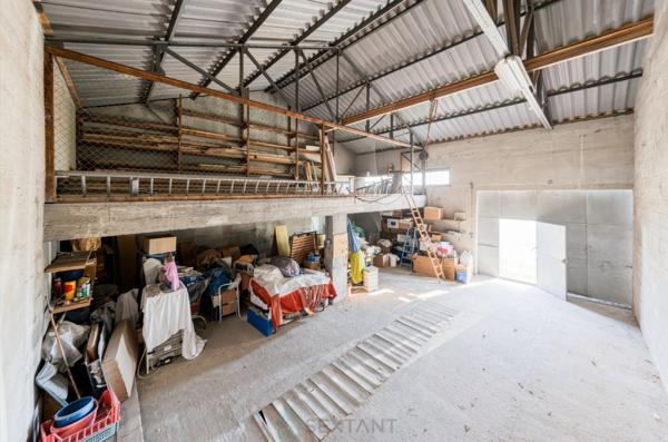 SAINT-CHAMAS – Hangar avec fort potentiel au cœur du village 100m² + 40m²