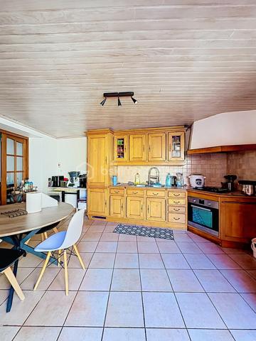 Immeuble de rapport comprenant  une maison de 140m² avec une cour de 25m², deux appartements T.2 de 38m² et 45m², un garage de 60m² . L'ensemble est vendu loué avec un revenu locatif annuel de 26160 €  tf 2519 et charges environ 5000€ Cet immeuble est proche de toutes les commodités (commerces, transports en commun, gare, axes autoroutiers) Aucun travaux à prévoir ! Très rare sur la ville d'ORCHIES ! N'hésitez pas à me contacter pour de plus amples informations.