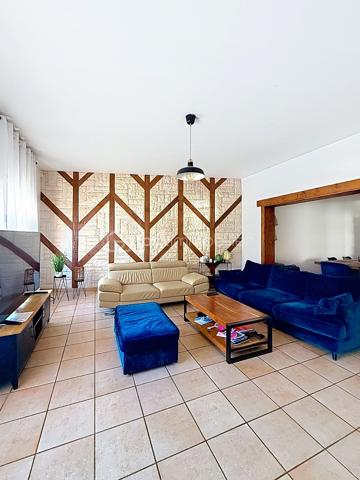 Immeuble de rapport comprenant  une maison de 140m² avec une cour de 25m², deux appartements T.2 de 38m² et 45m², un garage de 60m² . L'ensemble est vendu loué avec un revenu locatif annuel de 26160 €  tf 2519 et charges environ 5000€ Cet immeuble est proche de toutes les commodités (commerces, transports en commun, gare, axes autoroutiers) Aucun travaux à prévoir ! Très rare sur la ville d'ORCHIES ! N'hésitez pas à me contacter pour de plus amples informations.