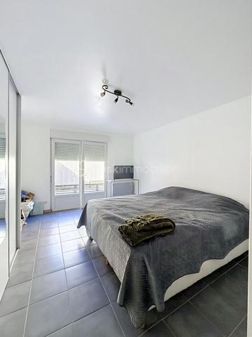 Immeuble de rapport comprenant  une maison de 140m² avec une cour de 25m², deux appartements T.2 de 38m² et 45m², un garage de 60m² . L'ensemble est vendu loué avec un revenu locatif annuel de 26160 €  tf 2519 et charges environ 5000€ Cet immeuble est proche de toutes les commodités (commerces, transports en commun, gare, axes autoroutiers) Aucun travaux à prévoir ! Très rare sur la ville d'ORCHIES ! N'hésitez pas à me contacter pour de plus amples informations.