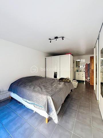 Immeuble de rapport comprenant  une maison de 140m² avec une cour de 25m², deux appartements T.2 de 38m² et 45m², un garage de 60m² . L'ensemble est vendu loué avec un revenu locatif annuel de 26160 €  tf 2519 et charges environ 5000€ Cet immeuble est proche de toutes les commodités (commerces, transports en commun, gare, axes autoroutiers) Aucun travaux à prévoir ! Très rare sur la ville d'ORCHIES ! N'hésitez pas à me contacter pour de plus amples informations.