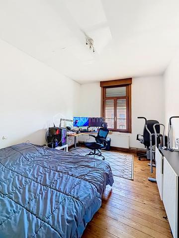 Immeuble de rapport comprenant  une maison de 140m² avec une cour de 25m², deux appartements T.2 de 38m² et 45m², un garage de 60m² . L'ensemble est vendu loué avec un revenu locatif annuel de 26160 €  tf 2519 et charges environ 5000€ Cet immeuble est proche de toutes les commodités (commerces, transports en commun, gare, axes autoroutiers) Aucun travaux à prévoir ! Très rare sur la ville d'ORCHIES ! N'hésitez pas à me contacter pour de plus amples informations.