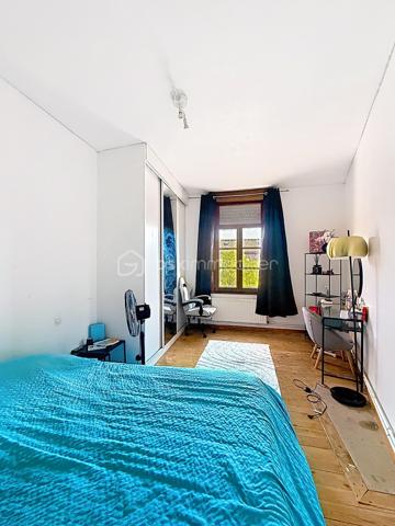 Immeuble de rapport comprenant  une maison de 140m² avec une cour de 25m², deux appartements T.2 de 38m² et 45m², un garage de 60m² . L'ensemble est vendu loué avec un revenu locatif annuel de 26160 €  tf 2519 et charges environ 5000€ Cet immeuble est proche de toutes les commodités (commerces, transports en commun, gare, axes autoroutiers) Aucun travaux à prévoir ! Très rare sur la ville d'ORCHIES ! N'hésitez pas à me contacter pour de plus amples informations.