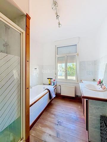 Immeuble de rapport comprenant  une maison de 140m² avec une cour de 25m², deux appartements T.2 de 38m² et 45m², un garage de 60m² . L'ensemble est vendu loué avec un revenu locatif annuel de 26160 €  tf 2519 et charges environ 5000€ Cet immeuble est proche de toutes les commodités (commerces, transports en commun, gare, axes autoroutiers) Aucun travaux à prévoir ! Très rare sur la ville d'ORCHIES ! N'hésitez pas à me contacter pour de plus amples informations.