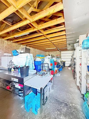 Immeuble de rapport comprenant  une maison de 140m² avec une cour de 25m², deux appartements T.2 de 38m² et 45m², un garage de 60m² . L'ensemble est vendu loué avec un revenu locatif annuel de 26160 €  tf 2519 et charges environ 5000€ Cet immeuble est proche de toutes les commodités (commerces, transports en commun, gare, axes autoroutiers) Aucun travaux à prévoir ! Très rare sur la ville d'ORCHIES ! N'hésitez pas à me contacter pour de plus amples informations.