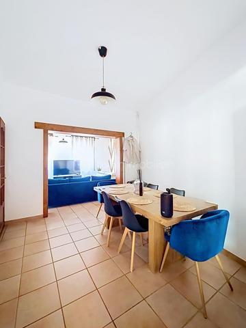 Immeuble de rapport comprenant  une maison de 140m² avec une cour de 25m², deux appartements T.2 de 38m² et 45m², un garage de 60m² . L'ensemble est vendu loué avec un revenu locatif annuel de 26160 €  tf 2519 et charges environ 5000€ Cet immeuble est proche de toutes les commodités (commerces, transports en commun, gare, axes autoroutiers) Aucun travaux à prévoir ! Très rare sur la ville d'ORCHIES ! N'hésitez pas à me contacter pour de plus amples informations.