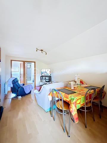 Immeuble de rapport comprenant  une maison de 140m² avec une cour de 25m², deux appartements T.2 de 38m² et 45m², un garage de 60m² . L'ensemble est vendu loué avec un revenu locatif annuel de 26160 €  tf 2519 et charges environ 5000€ Cet immeuble est proche de toutes les commodités (commerces, transports en commun, gare, axes autoroutiers) Aucun travaux à prévoir ! Très rare sur la ville d'ORCHIES ! N'hésitez pas à me contacter pour de plus amples informations.
