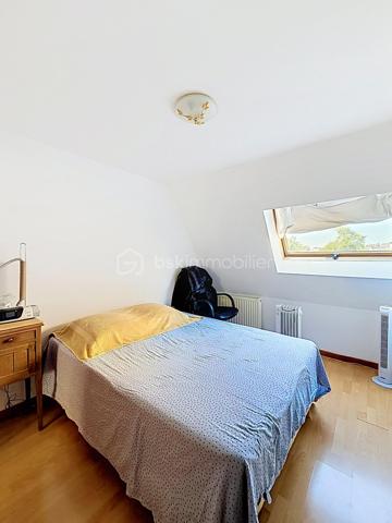 Immeuble de rapport comprenant  une maison de 140m² avec une cour de 25m², deux appartements T.2 de 38m² et 45m², un garage de 60m² . L'ensemble est vendu loué avec un revenu locatif annuel de 26160 €  tf 2519 et charges environ 5000€ Cet immeuble est proche de toutes les commodités (commerces, transports en commun, gare, axes autoroutiers) Aucun travaux à prévoir ! Très rare sur la ville d'ORCHIES ! N'hésitez pas à me contacter pour de plus amples informations.