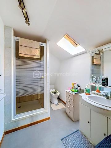 Immeuble de rapport comprenant  une maison de 140m² avec une cour de 25m², deux appartements T.2 de 38m² et 45m², un garage de 60m² . L'ensemble est vendu loué avec un revenu locatif annuel de 26160 €  tf 2519 et charges environ 5000€ Cet immeuble est proche de toutes les commodités (commerces, transports en commun, gare, axes autoroutiers) Aucun travaux à prévoir ! Très rare sur la ville d'ORCHIES ! N'hésitez pas à me contacter pour de plus amples informations.