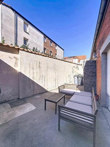 Immeuble de rapport comprenant  une maison de 140m² avec une cour de 25m², deux appartements T.2 de 38m² et 45m², un garage de 60m² . L'ensemble est vendu loué avec un revenu locatif annuel de 26160 €  tf 2519 et charges environ 5000€ Cet immeuble est proche de toutes les commodités (commerces, transports en commun, gare, axes autoroutiers) Aucun travaux à prévoir ! Très rare sur la ville d'ORCHIES ! N'hésitez pas à me contacter pour de plus amples informations.