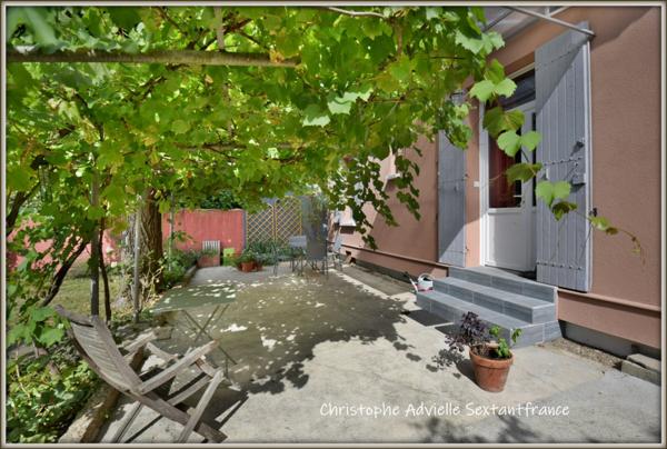 Bergerac centre, maison début XXème parfaitement rénovée, 2 chambres , 2 salles d'eau , grenier, dépendances