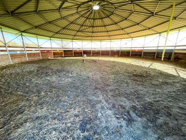 Maison 7 pièces sur propriété équestre de 2.3Ha