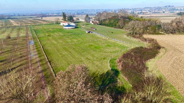 Maison 7 pièces sur propriété équestre de 2.3Ha