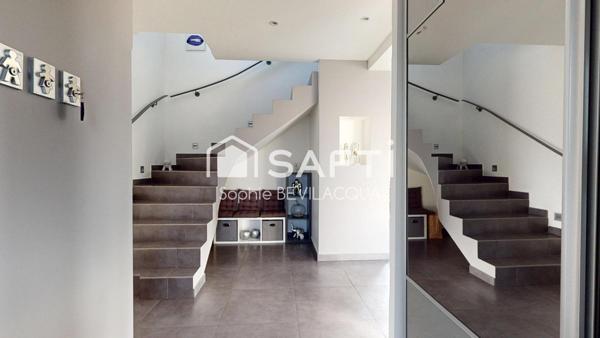 MAISON MODERNE NON MITOYENNE ULTRA LUMINEUSE CLOS DE MUR AVEC PISCINE