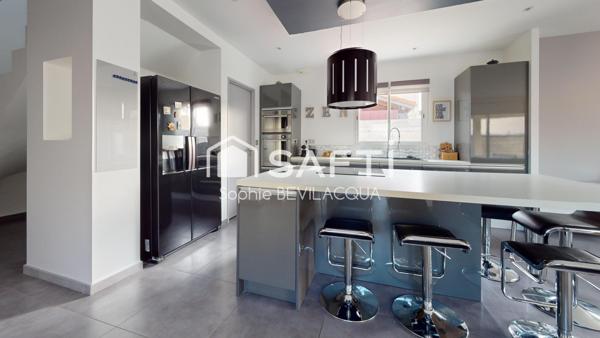 MAISON MODERNE NON MITOYENNE ULTRA LUMINEUSE CLOS DE MUR AVEC PISCINE