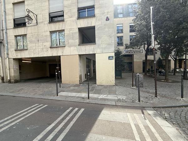 Parking / box 1 pièce 14 m2