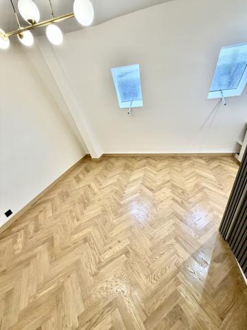 Paris (75008) Charme absolu – Rue de Berry – Dernier étage – Entièrement refait à neuf