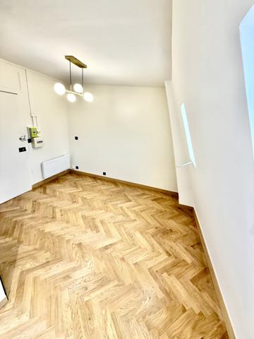 Paris (75008) Charme absolu – Rue de Berry – Dernier étage – Entièrement refait à neuf