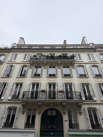 Paris (75008) Charme absolu – Rue de Berry – Dernier étage – Entièrement refait à neuf