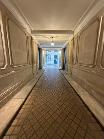 Paris (75008) Charme absolu – Rue de Berry – Dernier étage – Entièrement refait à neuf