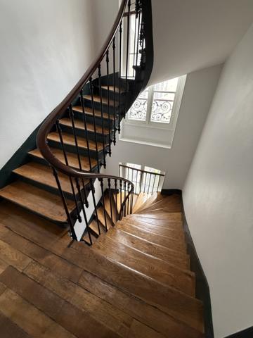 Paris (75008) Charme absolu – Rue de Berry – Dernier étage – Entièrement refait à neuf